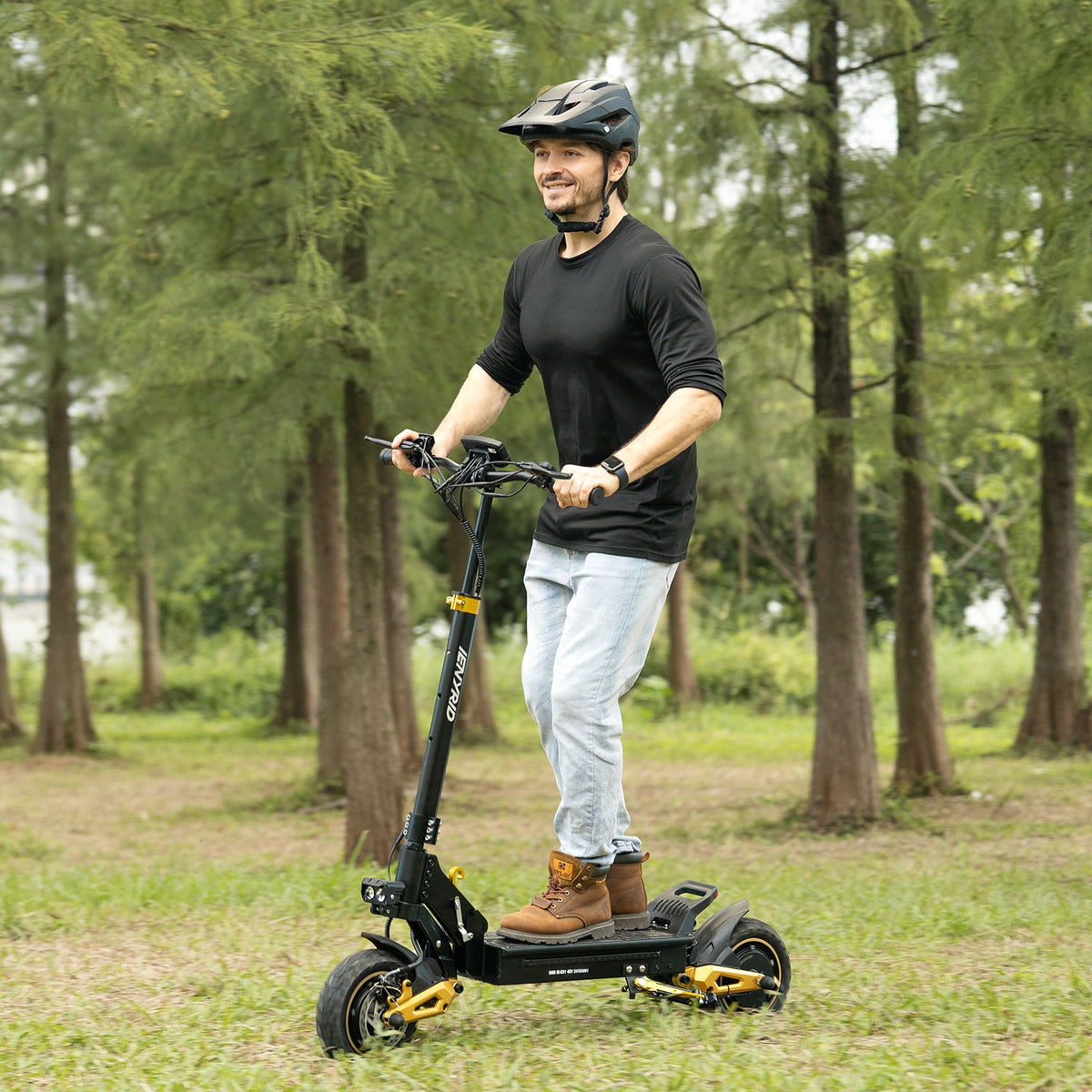 Uomo alla guida del monopattino elettrico iENYRID ES1 in un parco