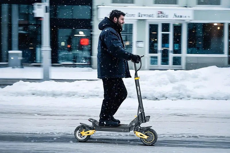 Uomo alla guida del monopattino elettrico iENYRID ES1 sulla neve