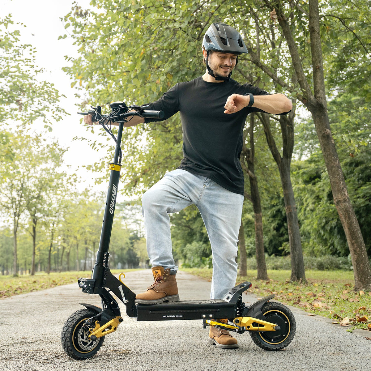 Uomo alla guida del monopattino elettrico iENYRID ES1 in un parco