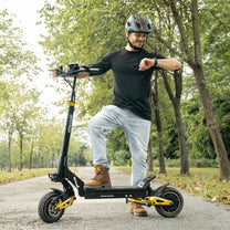 Uomo alla guida del monopattino elettrico iENYRID ES1 in un parco