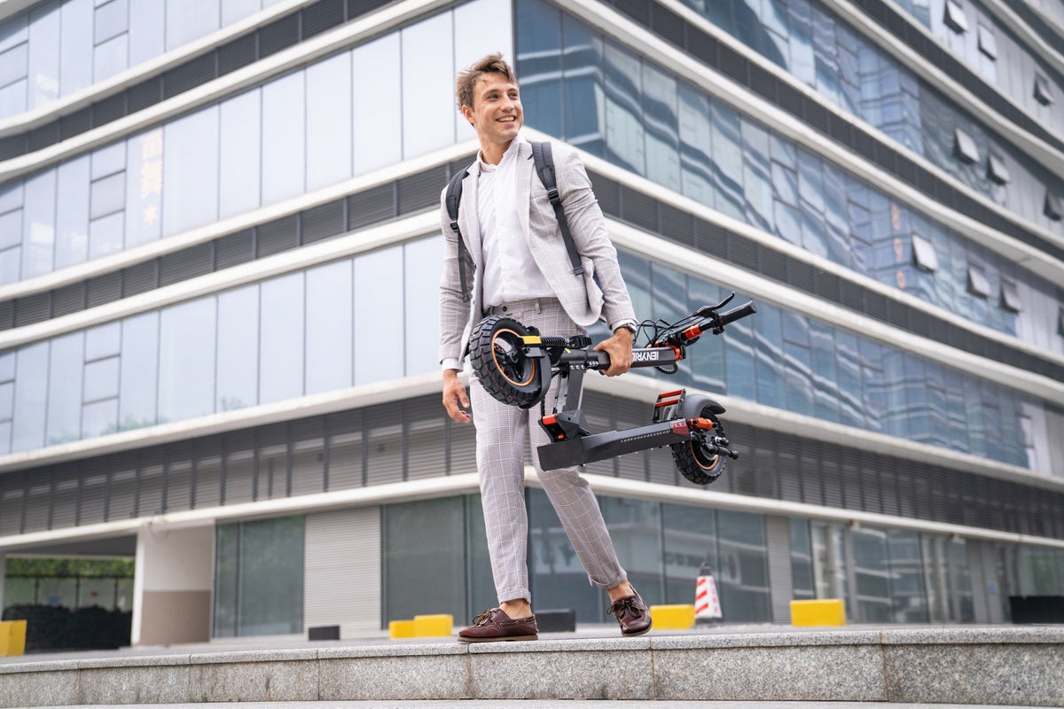 Uomo che passeggia con il monopattino elettrico iENYRID M4 PRO S+ MAX in città