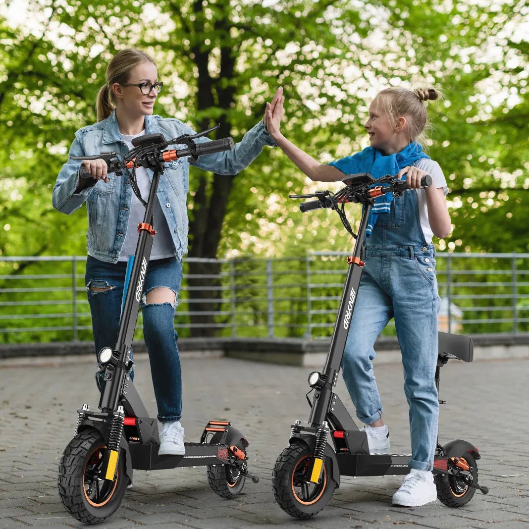 Due persone con il monopattino elettrico iENYRID M4 PRO S+ MAX