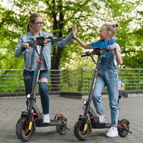 Due persone con il monopattino elettrico iENYRID M4 PRO S+ MAX
