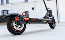 Monopattino elettrico iENYRID M4 PRO S+ MAX visto di tre quarti da dietro in una strada