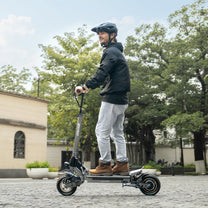 Uomo alla guida del monopattino elettrico iENYRID S1 in una strada