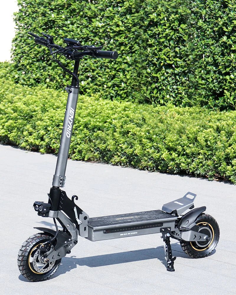 Monopattino elettrico iENYRID S1 visto di tre quarti in un parco