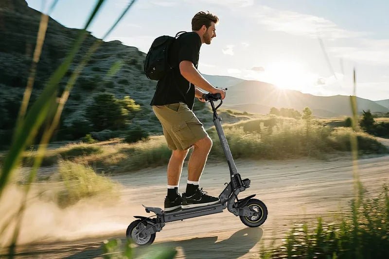 Uomo alla guida del monopattino elettrico iENYRID S1 al tramonto