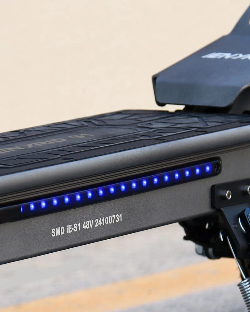 Monopattino elettrico iENYRID S1 con le luci accese