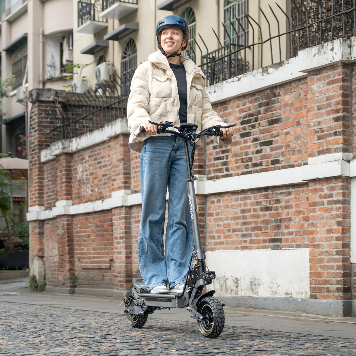 Donna alla guida del monopattino elettrico iENYRID S1 in una strada