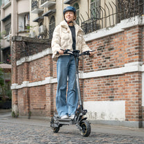 Donna alla guida del monopattino elettrico iENYRID S1 in una strada