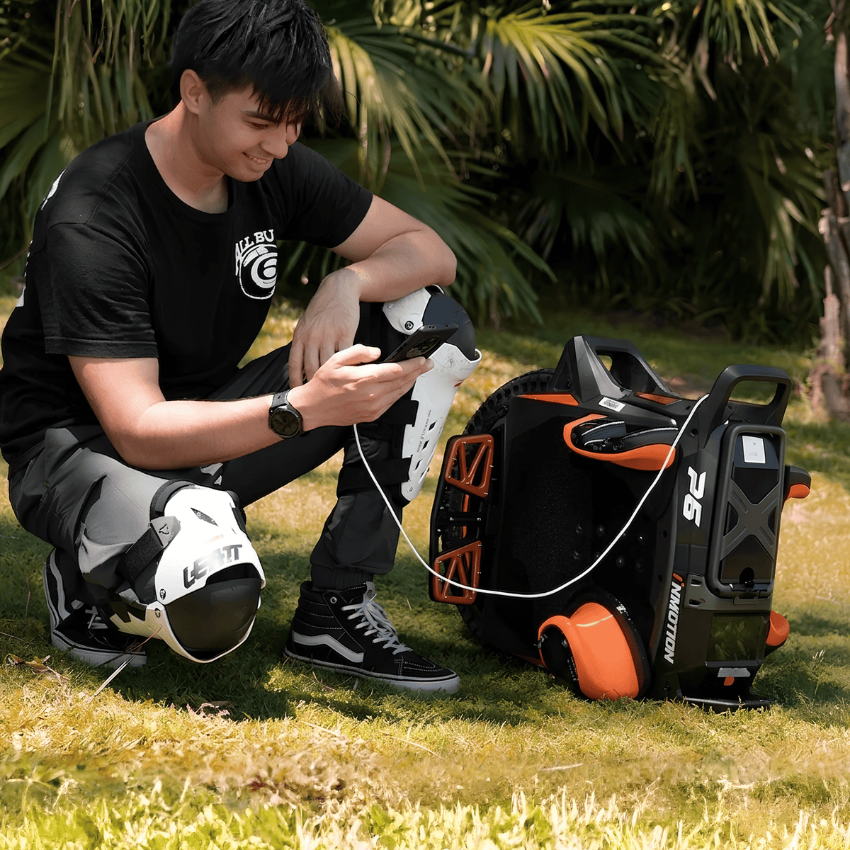 Persona seduta accanto al monociclo elettrico InMotion P6