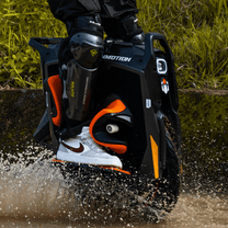 Persona alla guida del monociclo elettrico InMotion P6