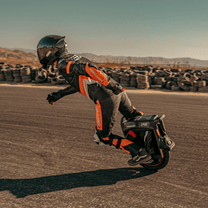 Persona alla guida del monociclo elettrico InMotion P6