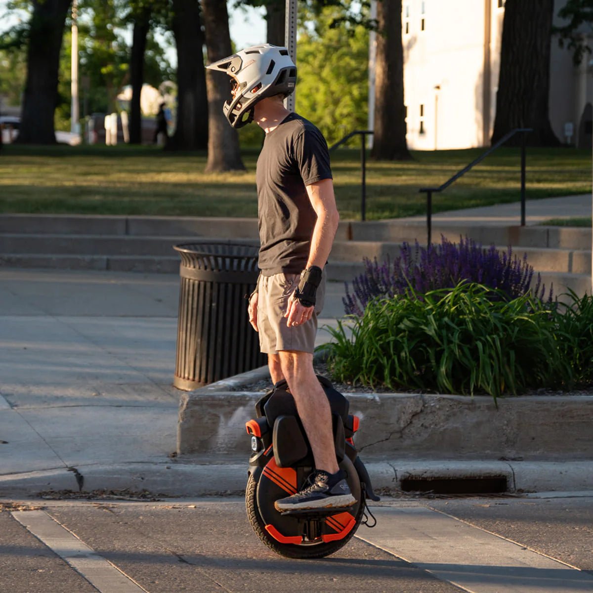 Persona alla guida del monociclo elettrico InMotion V11Y