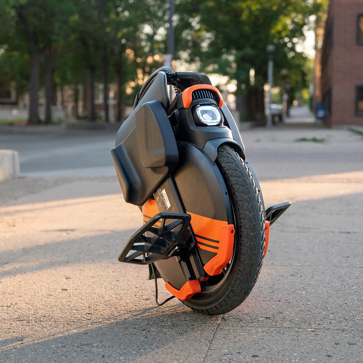 Monociclo elettrico InMotion V11Y visto di tre quarti in città