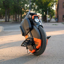 Monociclo elettrico InMotion V11Y visto di tre quarti in città
