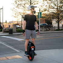 Uomo alla guida del monociclo elettrico InMotion V11Y in città