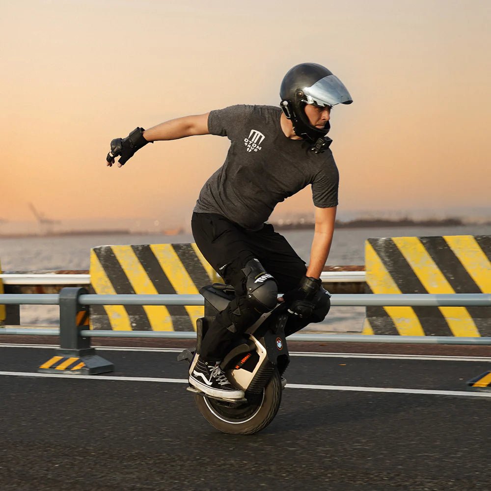 Uomo alla guida del monociclo elettrico InMotion V12S al tramonto