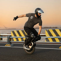 Uomo alla guida del monociclo elettrico InMotion V12S al tramonto