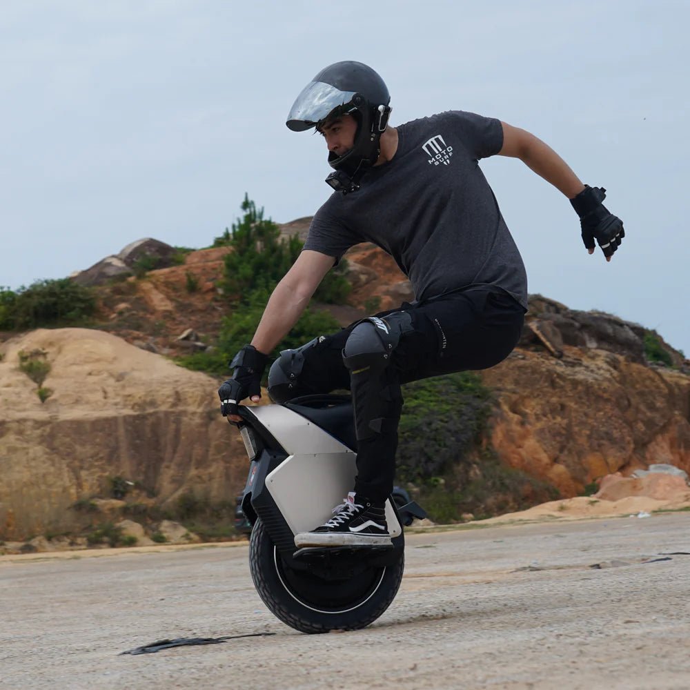 Uomo alla guida del monociclo elettrico InMotion V12S