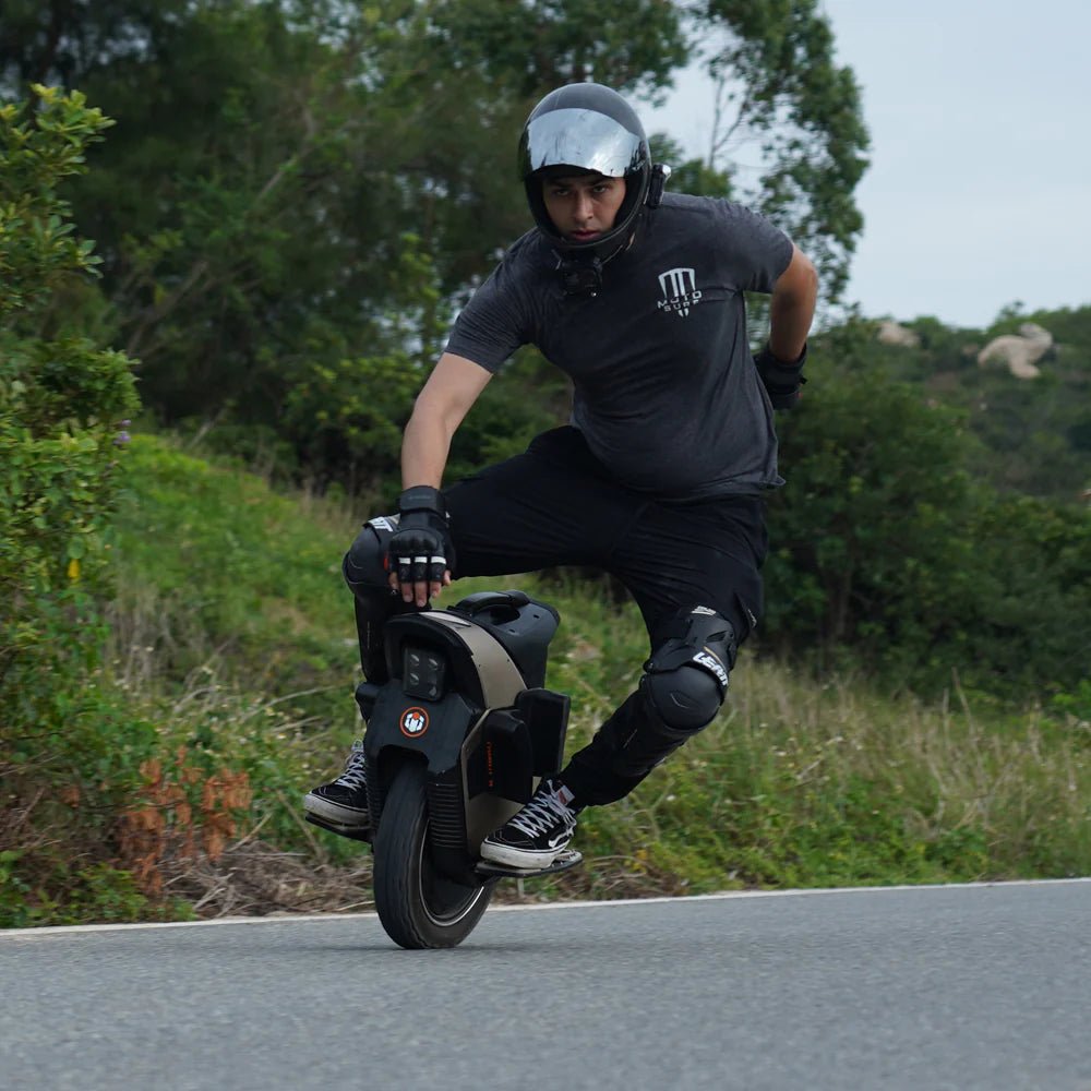 Uomo alla guida del monociclo elettrico InMotion V12S su strada