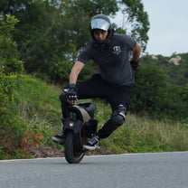 Uomo alla guida del monociclo elettrico InMotion V12S su strada