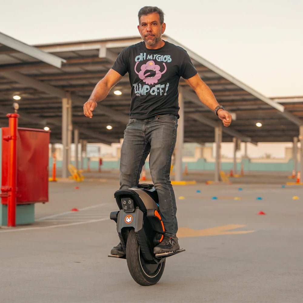 Uomo alla guida del monociclo elettrico InMotion V12S