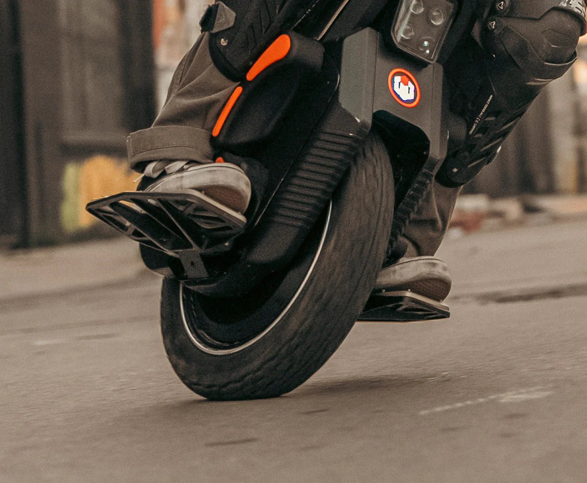 Persona alla guida del monociclo elettrico InMotion V12S