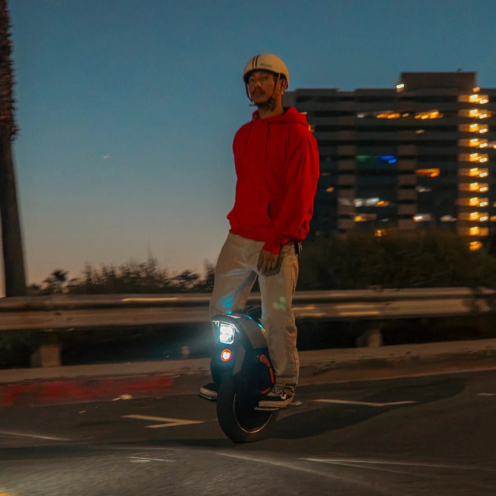Uomo alla guida del monociclo elettrico InMotion V12S al tramonto