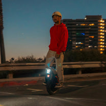 Uomo alla guida del monociclo elettrico InMotion V12S al tramonto