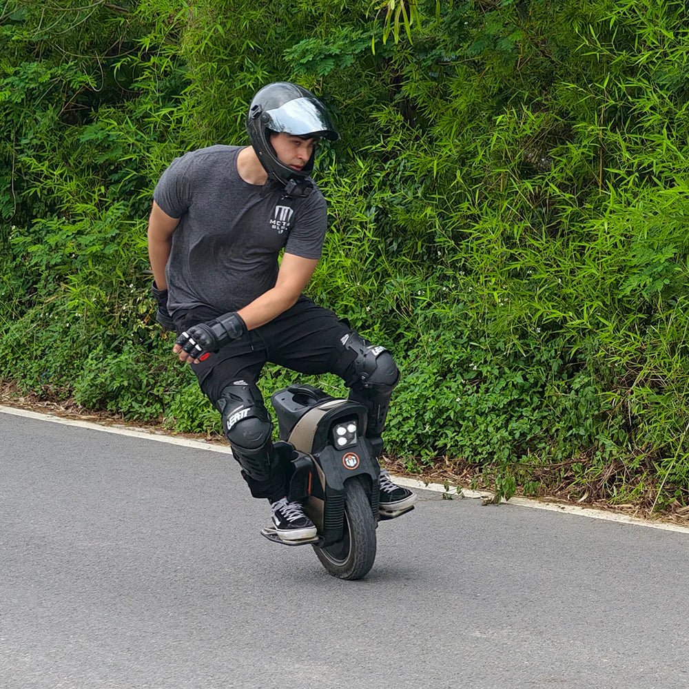 Uomo alla guida del monociclo elettrico InMotion V12S su strada
