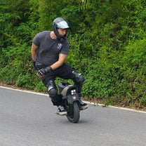 Uomo alla guida del monociclo elettrico InMotion V12S su strada