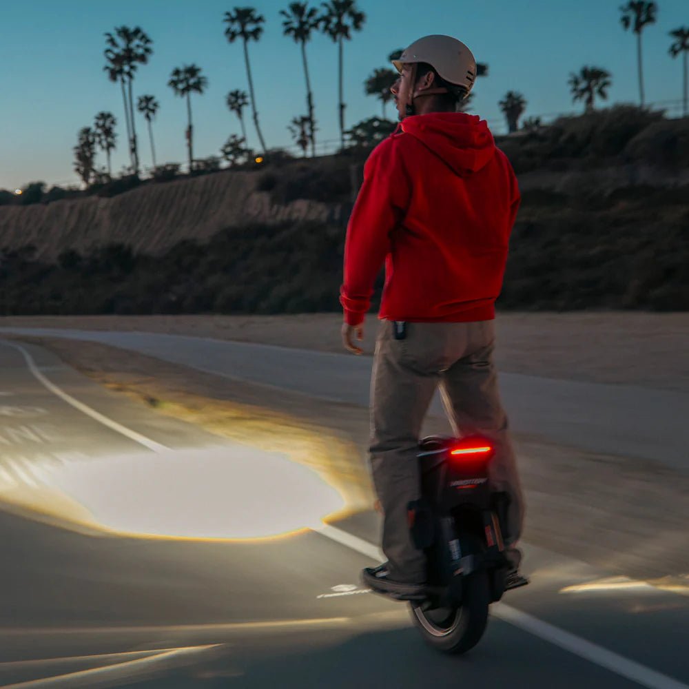 Uomo alla guida del monociclo elettrico InMotion V12S in un ambiente serale