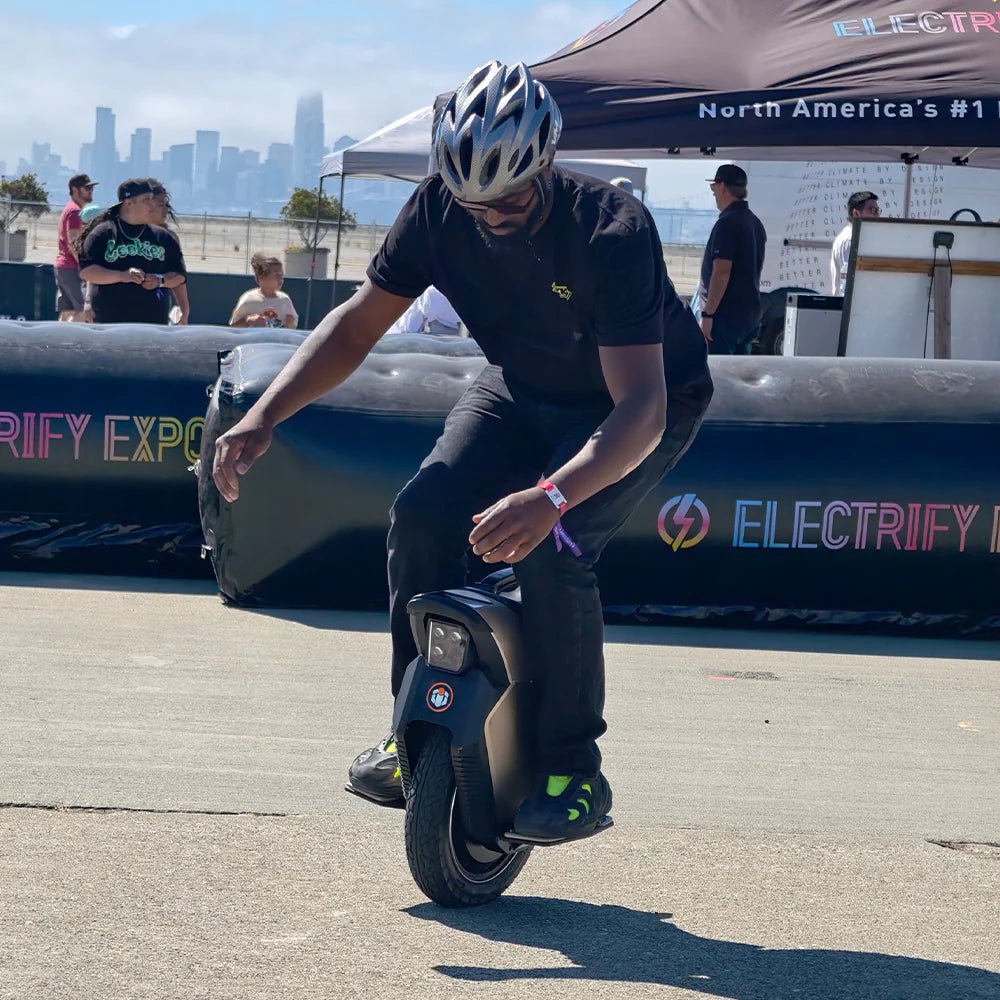Uomo alla guida del monociclo elettrico InMotion V12S