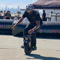 Uomo alla guida del monociclo elettrico InMotion V12S