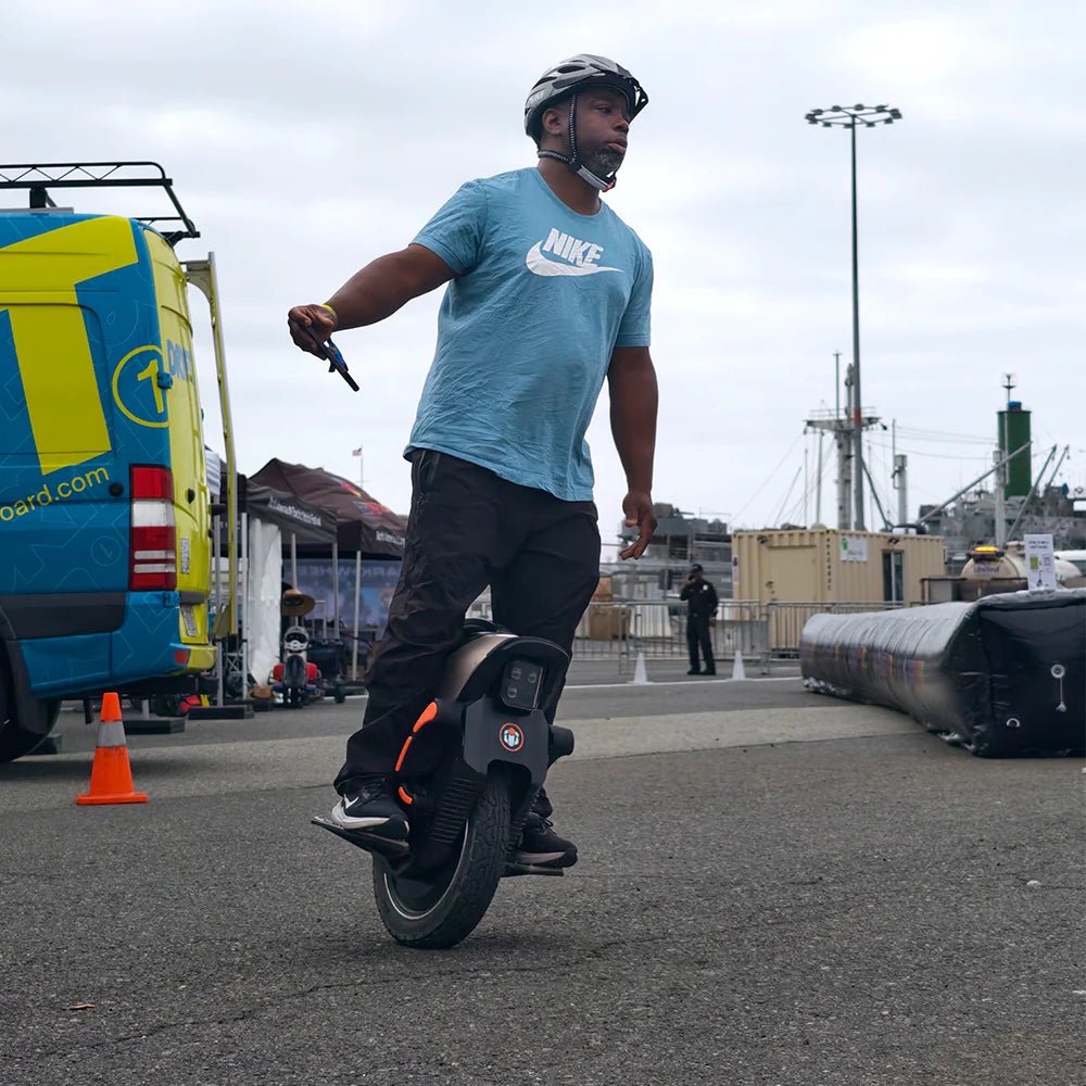 Uomo alla guida del monociclo elettrico InMotion V12S in città