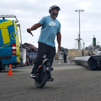 Uomo alla guida del monociclo elettrico InMotion V12S in città