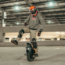 Persona alla guida del monociclo elettrico InMotion V12S