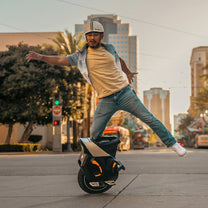 Uomo alla guida del monociclo elettrico InMotion V12S in città