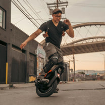Uomo alla guida del monociclo elettrico InMotion V12S in città