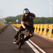 Uomo alla guida del monociclo elettrico InMotion V12S su strada
