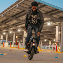 Uomo alla guida del monociclo elettrico InMotion V12S