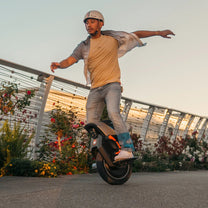 Uomo alla guida del monociclo elettrico InMotion V12S