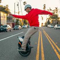 Uomo alla guida del monociclo elettrico InMotion V12S su strada