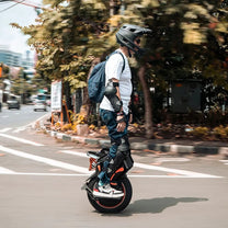 Uomo alla guida del monociclo elettrico InMotion V14 Adventure in città