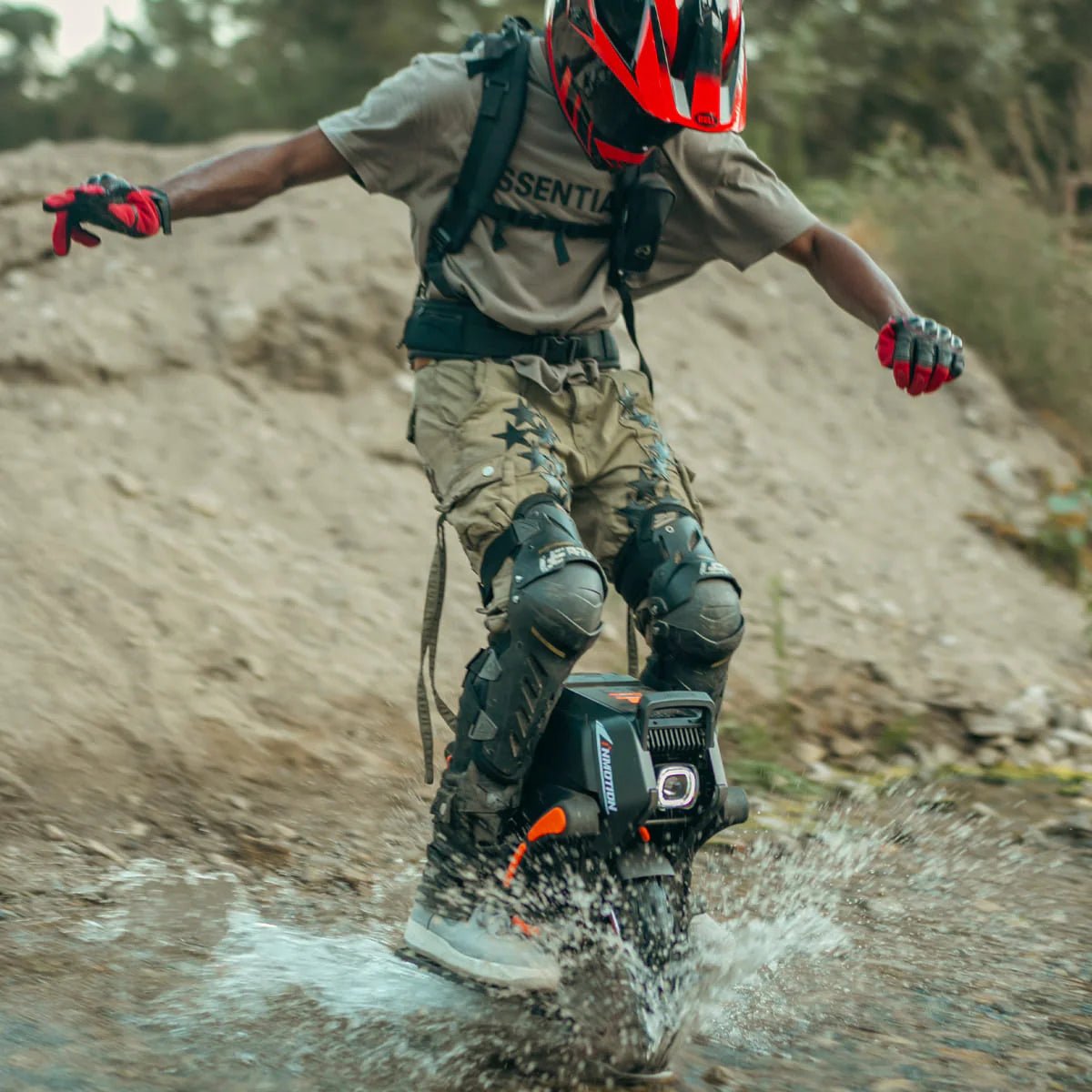 Persona alla guida del monociclo elettrico InMotion V14 Adventure su un sentiero