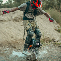 Persona alla guida del monociclo elettrico InMotion V14 Adventure su un sentiero