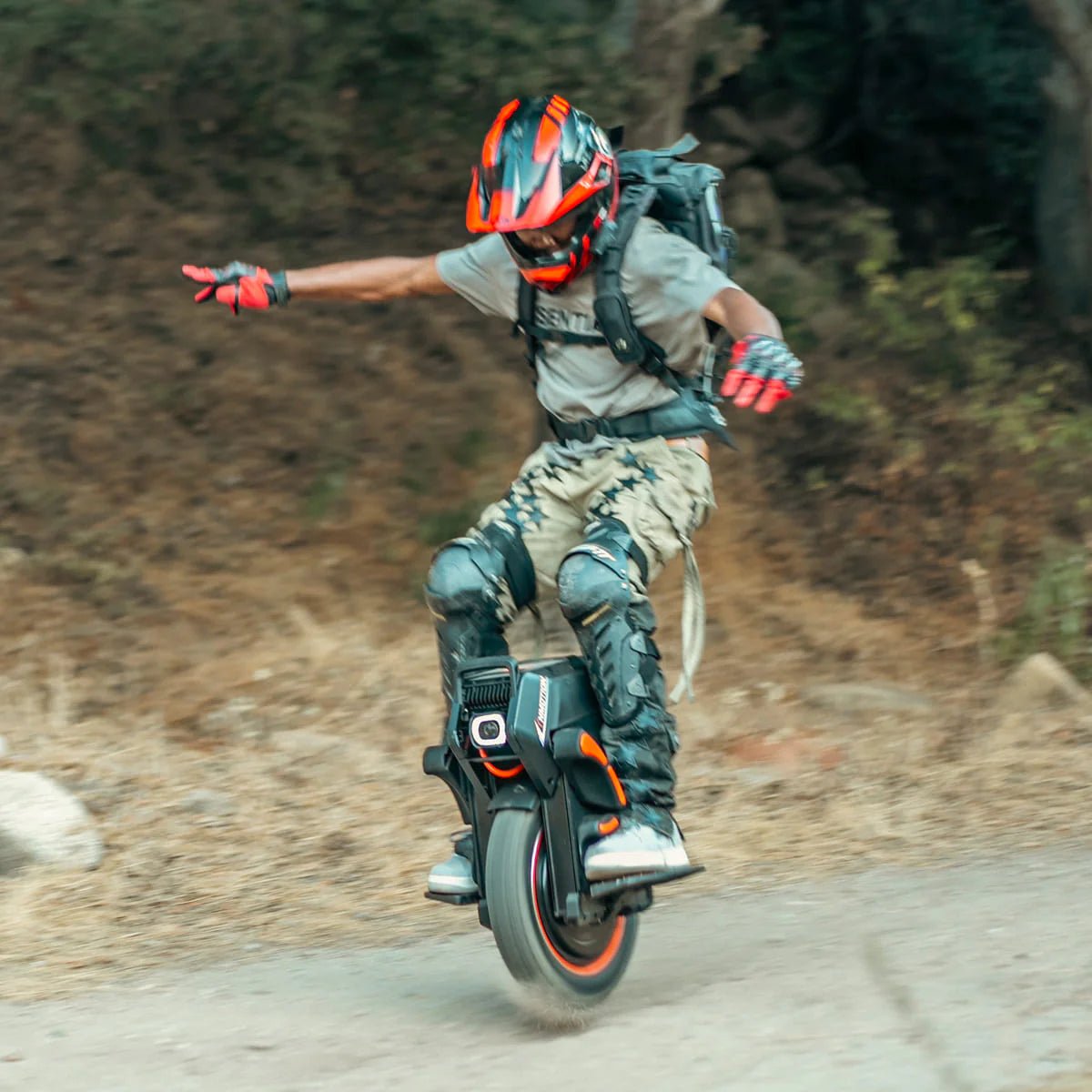 Persona alla guida del monociclo elettrico InMotion V14 Adventure su un sentiero