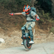 Persona alla guida del monociclo elettrico InMotion V14 Adventure su un sentiero