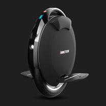 Monociclo elettrico InMotion V8S visto di tre quarti su sfondo scuro